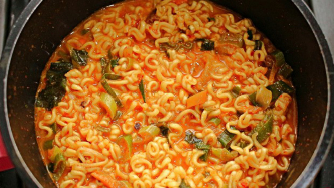 Ramen Korea yang dimasak dengan selai kacang.