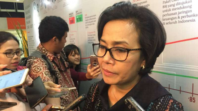 Menteri Keuangan Sri Mulyani Indrawati (kanan).