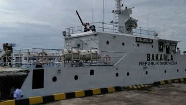 Kapal Navigasi Gajah Laut milik Badan Keamanan Laut sedang bersandar di Pelabuhan Benoa, Bali, pada Selasa, 24 Oktober 2017.