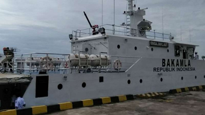 Kapal Navigasi Gajah Laut milik Badan Keamanan Laut sedang bersandar di Pelabuhan Benoa, Bali, pada Selasa, 24 Oktober 2017.