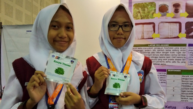 Siswi SMAN 3 Cilacap menunjukkan tisu pereda asma 