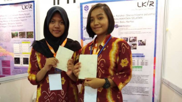 Dua Siswi SMAN Banua, Noni Mila Ardani dan Ni Putu Ayu Ratna Dewi.