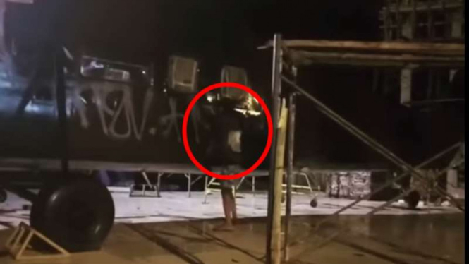 Aksi corat-coret tugu Helikopter di Markas TNI AU Atang Senjaya Bogor Barat.