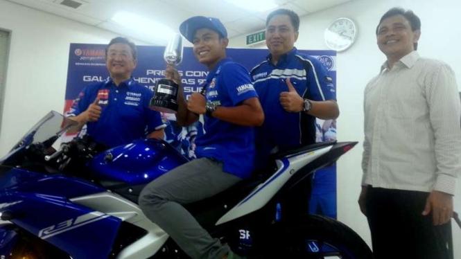 Pembalap muda Indonesia, Galang Hendra Pratama (di atas motor)