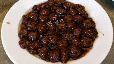 Bola daging asam manis khas restoran Kaorouwan, Beijing, China.