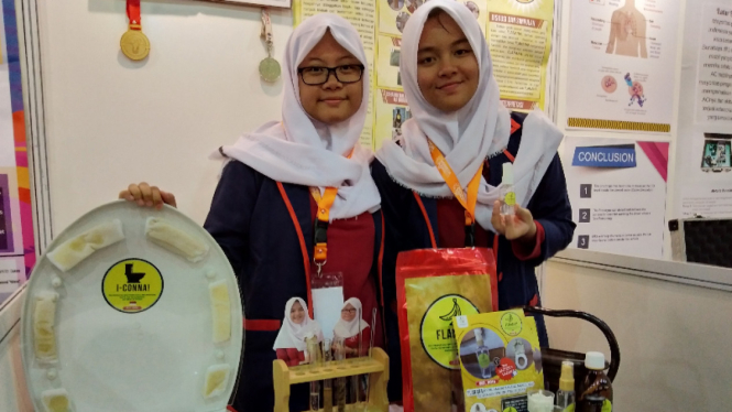 Siswi SMA Kesatuan Bangsa menunjukkan pembersih toilet duduk dari pelepah pisang
