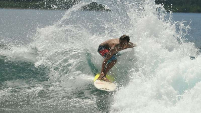 Peselancar menjajal keganasan ombak di Pantai Matanurung, Kabupaten Simeulue.