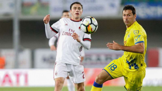 Bek AC Milan, Davide Calabria (kiri)