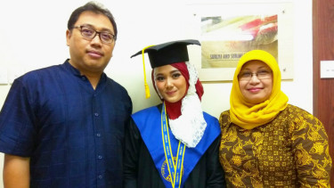 Mahasiswi Institut Pertanian Bogor, Aufa Khoirunnisa (tengah)
