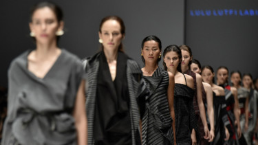 Model memperagakan karya perancang Lulu Lutfi Labibi pada ajang Jakarta Fashion Week 2018 di Senayan City, Jakarta, Selasa (24/10).