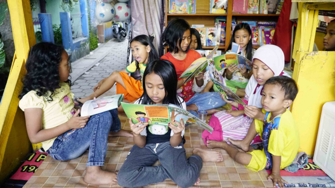 Sorot Buku - Membaca Buku - Perpustakaan - kios buku