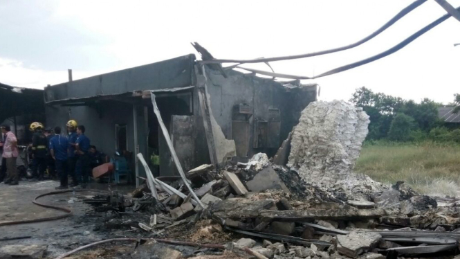 Pabrik petasan dan kembang api meledak di kompleks Pergudangan 99, Kosambi, Tangerang, Banten.