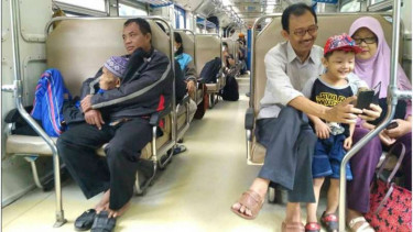 Foto penumpang Kereta Api tujuan Solo yang diunggah di jejaring sosial Facebook dan menjadi viral.