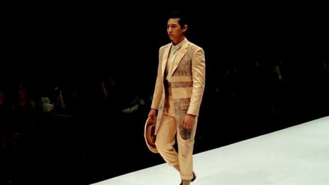 Kain tenun dayak karya Yurita Puji dan Temma Prasetio di Jakarta Fashion Week 