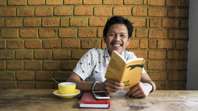 Penulis buku, Sabiq Carebesth bersama buku karyanya