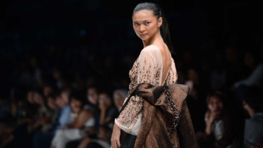 Koleksi gaun malam Julianto di JFW 2018