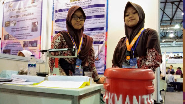 Siswi SMPN 3 Mrebet, Purbalingga, menciptakan bak anti lumpur alias Bakmantur.