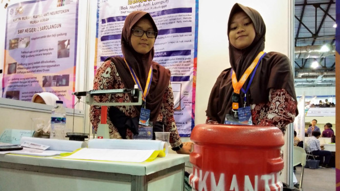 Siswi SMPN 3 Mrebet, Purbalingga, menciptakan bak anti lumpur alias Bakmantur.