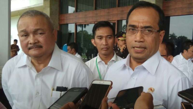Menteri Perhubungan Budi Karya Sumadi (kanan).