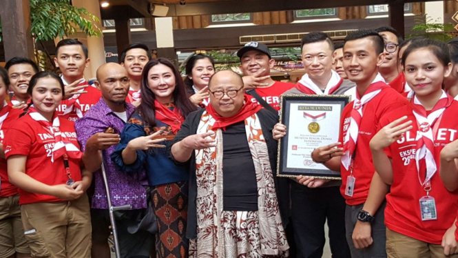 Tim Ekspedisi 28 Gunung bersama Penggagas MURI, Jaya Suprana