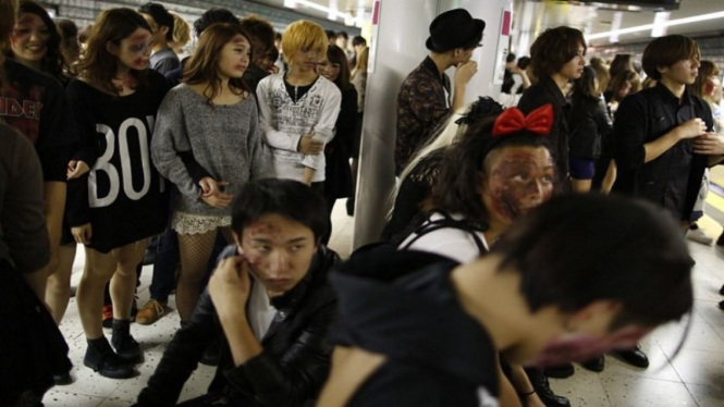Remaja jepang berpenampilan seperti zombie saat Halloween