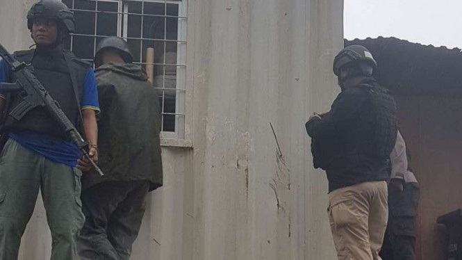 Personel Brimob berjaga di lokasi penembakan di Freeport, Papua.