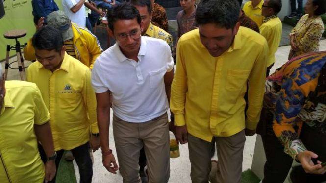 Wakil Gubernur DKI Jakarta Sandiaga Uno (baju putih).