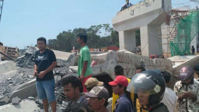 Proyek tol Pasuruan-Probolinggo ambruk pada Minggu, 29 Oktober 2017