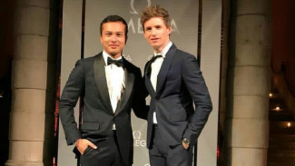 Nicholas Saputra Foto Bareng Aktor Hollywood, Ganteng Mana?