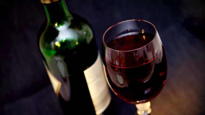 Segelas arak anggur merah atau red wine.