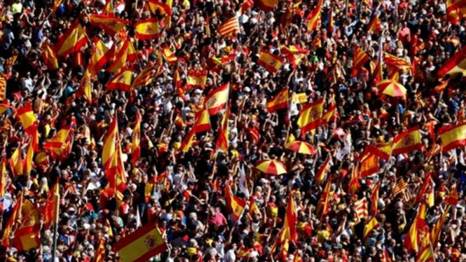 Kelompok pendukung persatuan Spanyol turun ke jalan.