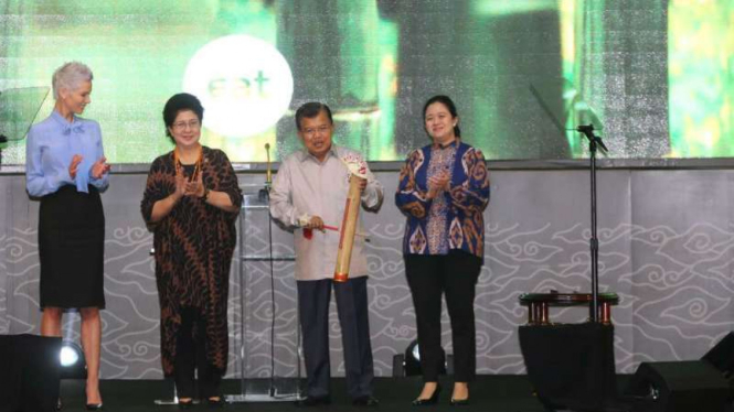 Wapres Jusuf Kalla, Menko PMK Puan Maharani dan Menkes Nila F Moeloek.