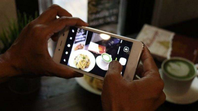 Sudut pandang (angle) menentukan bagus atau tidaknya hasil foto makanan.
