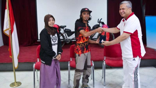 Pasangan Hakam Mabruri dan Rofingatul Islamiah, berhasil naik sepeda ke Mesir.