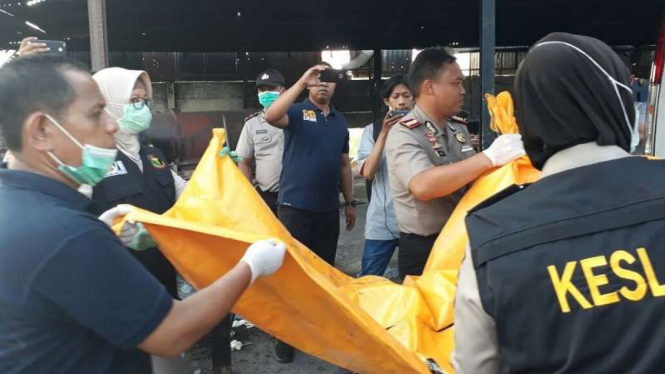 Dok Polisi membawa jasad utuh yang ditemukan di timur gudang mercon Kosambi.