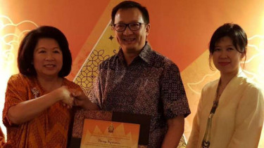 Mari Elka Pangestu (kiri) dan Pendiri Alun Alun Indonesia, Cherie Nursalim (kanan).