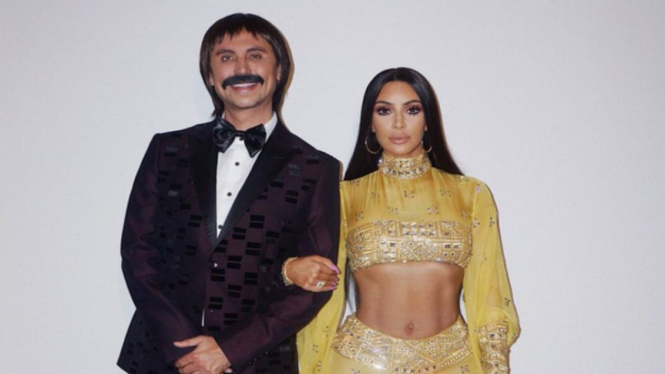 Kim Kardashian berdandan mirip penyanyi Cher