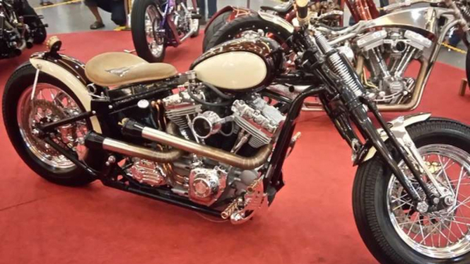 Harley Daividson Crossbone dengan ukiran Jawa.