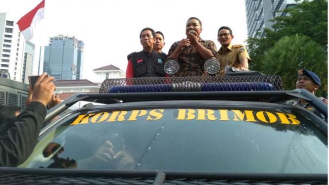 Calon wakil gubernur DKI, Sandiaga Uno, menemui massa penggunjuk rasa.