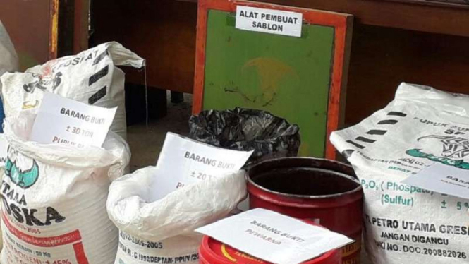 Pupuk palsu yang ditemukan di pabrik PT Bejo Slamet Jaya, Bekasi.