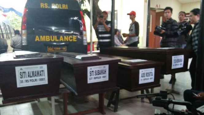 Dok. Jasad korban tragedi Kosambi diserahkan kepada keluarga.