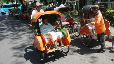 Penarik becak antre akan mengikuti tes kesehatan.