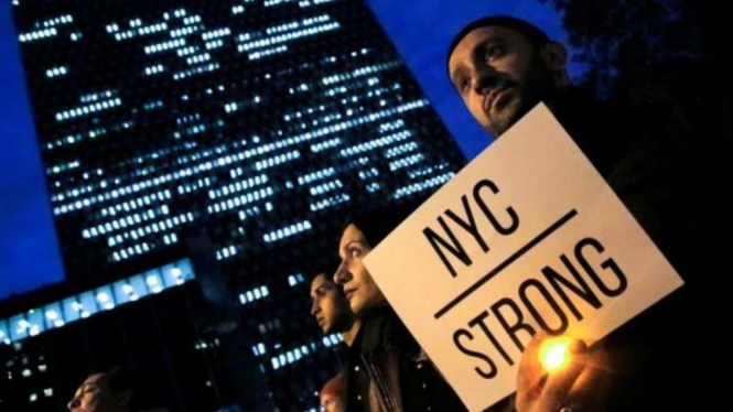 Warga New York berkumpul dalam aksi menyatakan duka bagi korban teroris.