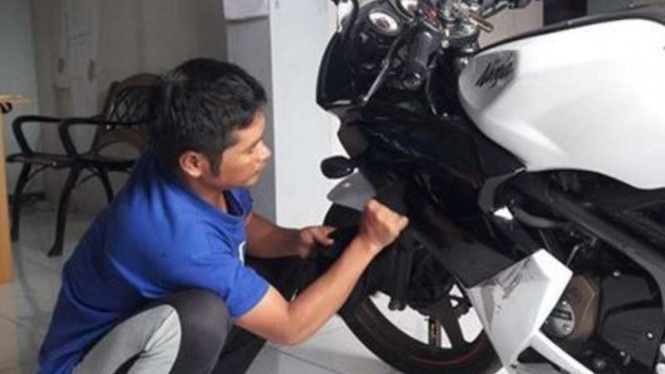 Pasang stiker pada motor.