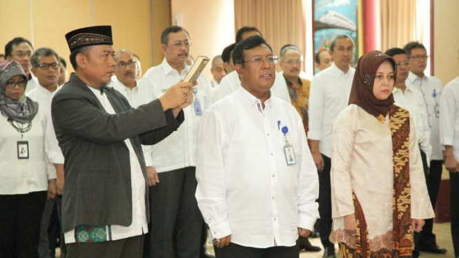 Ahmad Bambang (tengah).