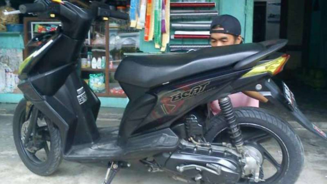 Pemasangan stiker motor.