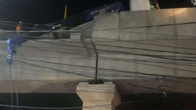 Kondisi lokasi jatuhnya beton rel MRT di Jalan Wijaya.