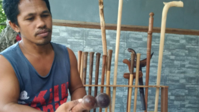 Ahmad Biki pengrajin kayu khas Pulau Kaimunjawa