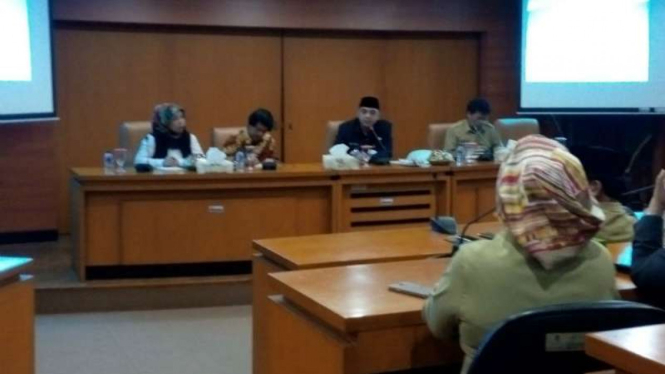 Bupati Tangerang Ahmed Zaki menerima komisioner Komisi Perlindungan Anak Indonesia untuk melaporkan tentang pekerja anak korban kebakaran pabrik mercon pada 6 November 2017.