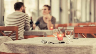 Ilustrasi dinner romantis